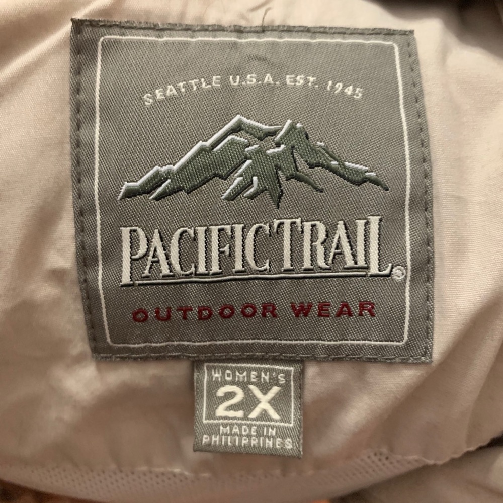 Women’s 2x Pacific Trail tan rain jacket
